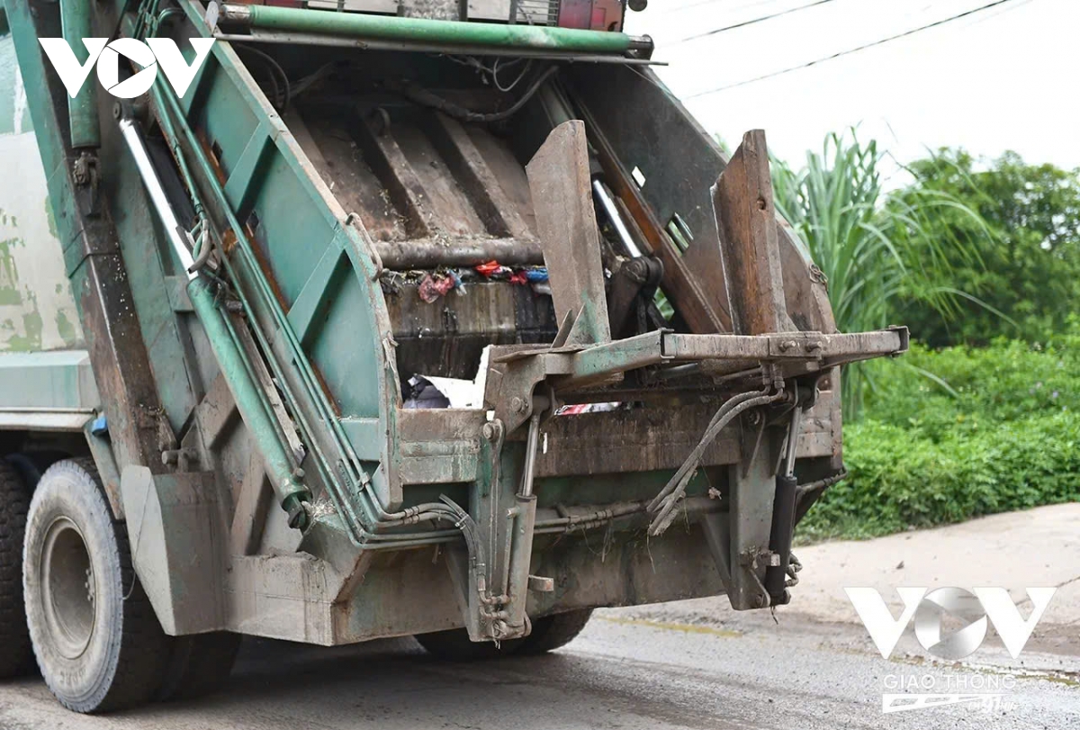 Mùi nồng nặc trên cung đường lên bãi rác Nam Sơn